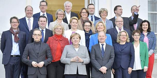 Trotz Merkel-Rückhalt für Minister dringt Söder auf Kabinettsumbildung