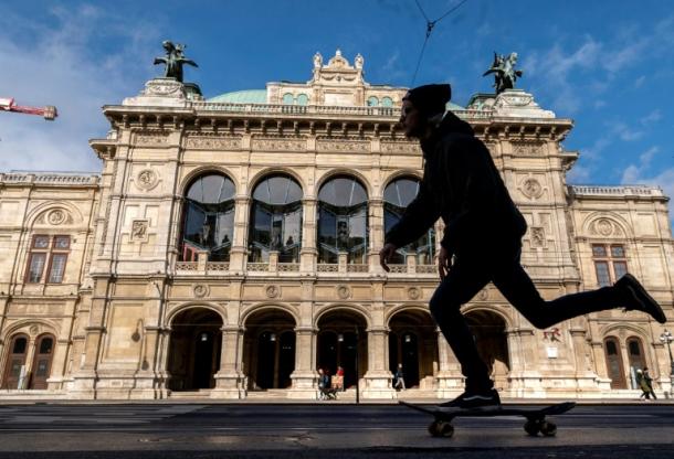 Immer mehr Länder schließen Schulen, Geschäfte und ihre Grenzen