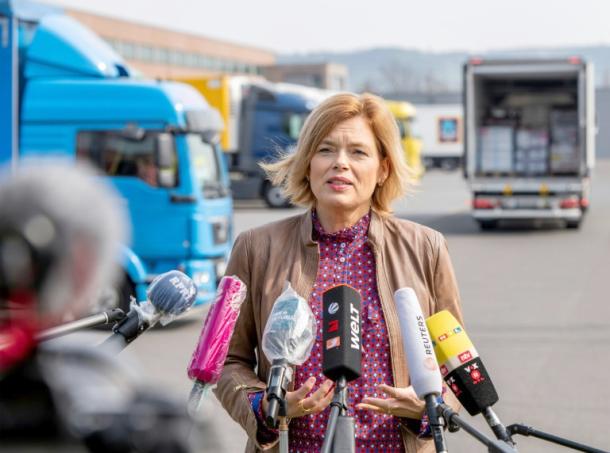 Klöckner will Corona-Einschränkungen für Saisonarbeiter lockern