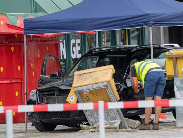 Berlin- Mann rast mit Mercedes SUV in Menschengruppe