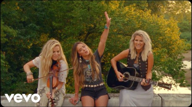 Runaway June feiern Premiere ihres Musikvideos- We Were Rich