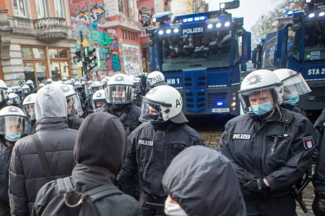 Hamburg – Mai-Demos, Polizei löst untersagte Kundgebungen auf