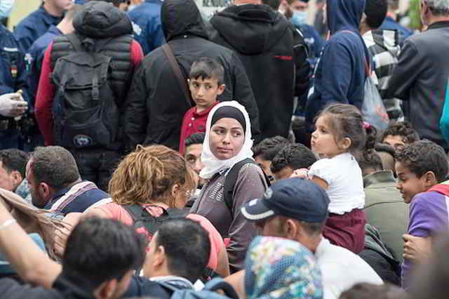 Berlin – Sozialämter kollabieren stadtweit vor Massenansturm an Migranten