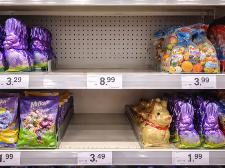 Lindt-Hase fliegt aus Regal