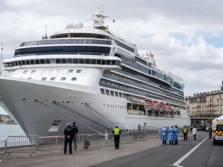 1.700 Menschen auf Schiff isoliert