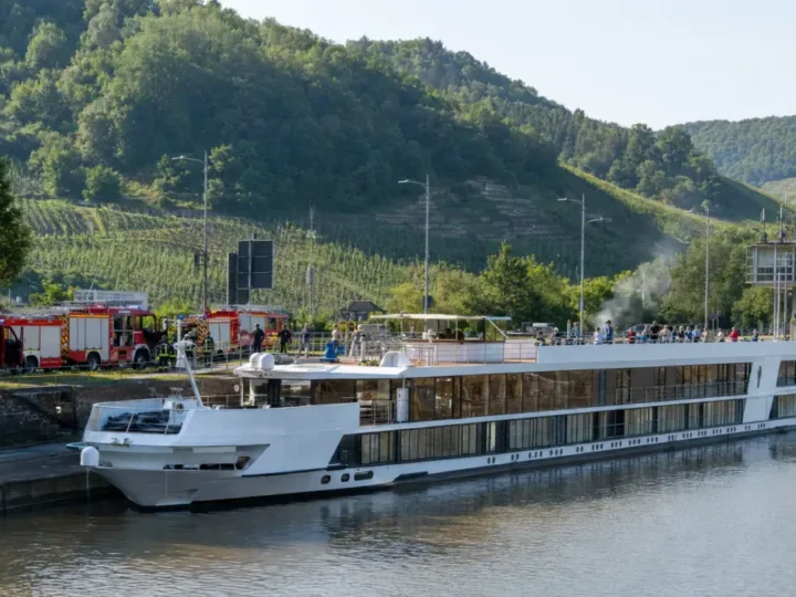 Elektrobrand stoppt Passagierschiff