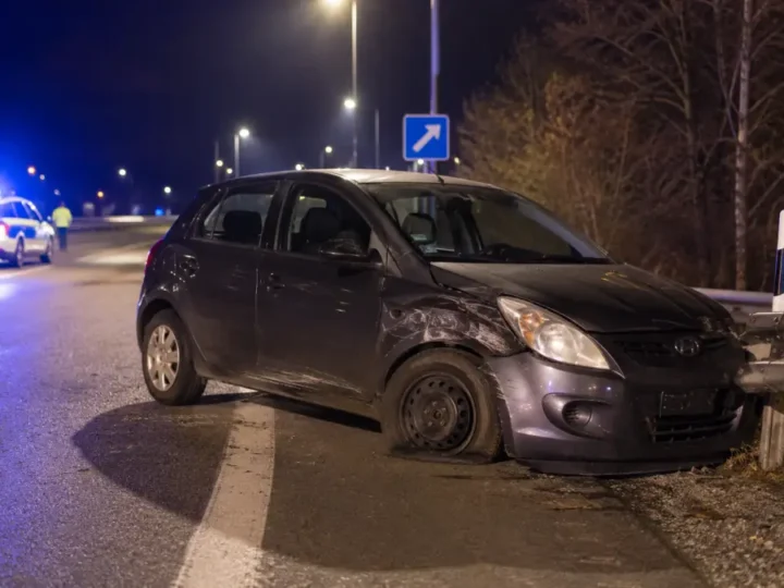 Kind fährt nachts über die A1
