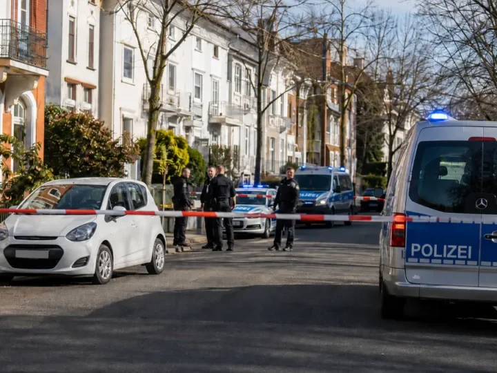 Tödlicher Streit in Bremen: Autofahrer flüchtig