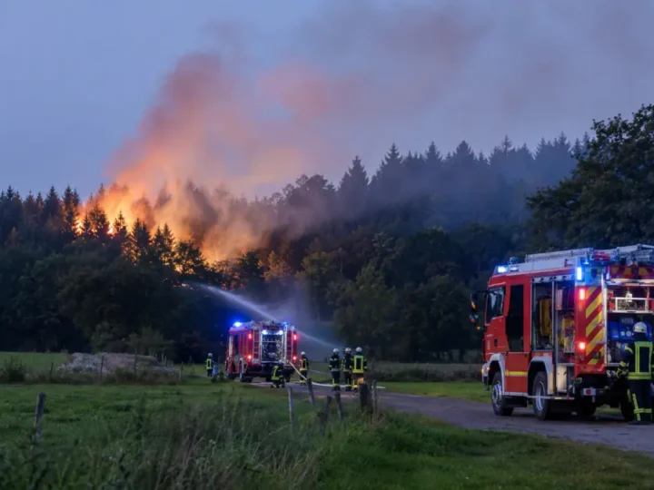 Flammen bedrohen weiter den Ort Gey