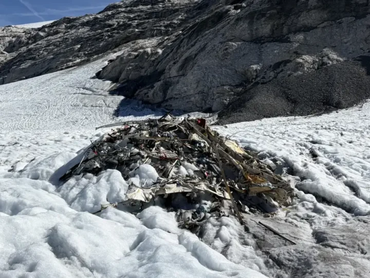 Hüfifirngletscher gibt altes Flugzeugwrack frei