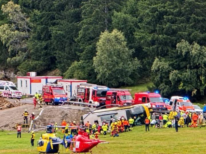 Reisebus verunglückt in den Alpen · mehrere Tote