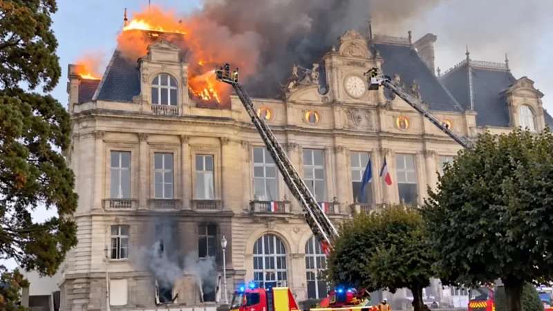 Rathausbrand bei Frankreich-Protesten