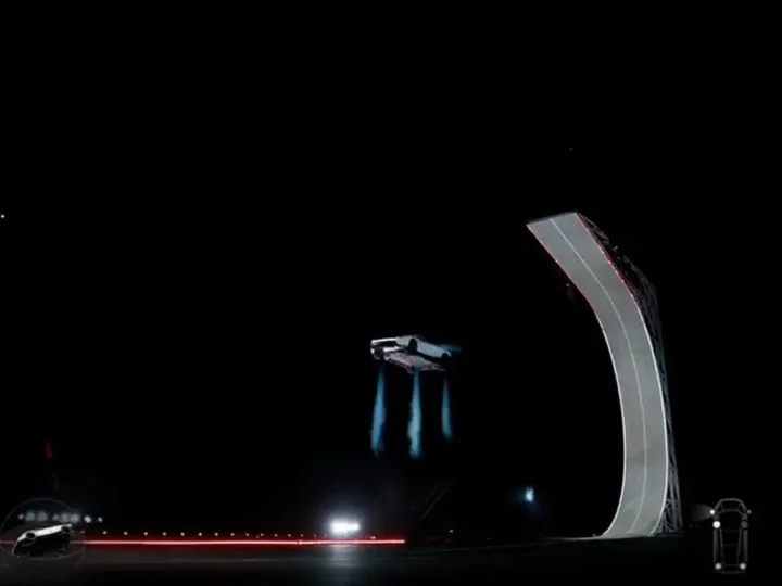 Tesla Roadster hebt mit Schubdüsen ab